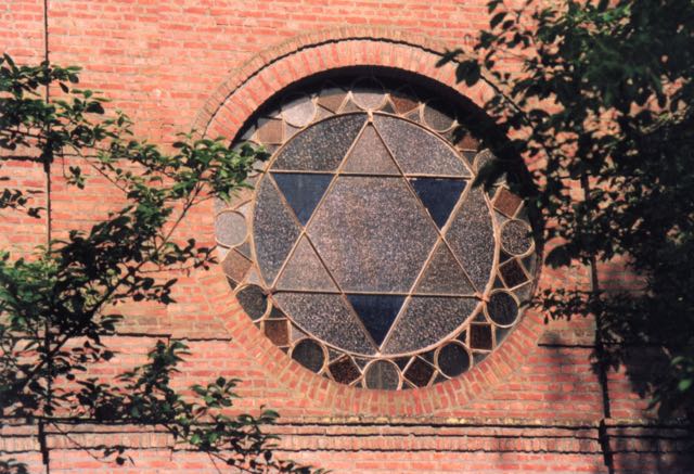 De plaatselijke glazenier maakte dit glasraam in de oostelijke gevel