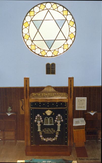 Ark waar de Thorarollen werden bewaaard en binnenzicht van het glasraam.