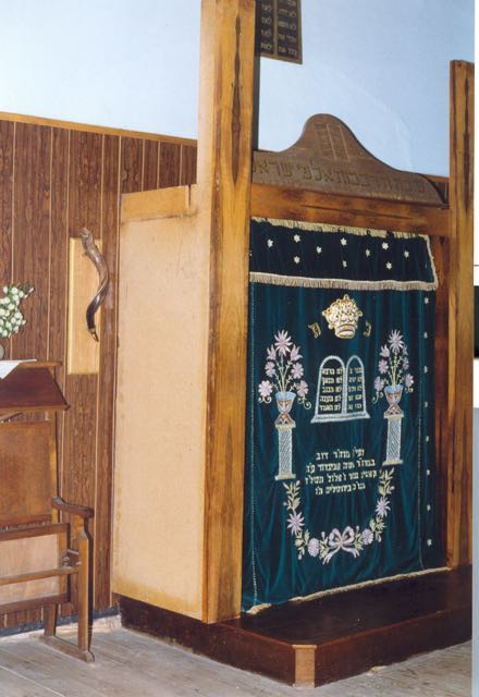 Naast de ark hangt aan de muur de sjofar . De sjofar of (rams)hoorn is een hoorn die in de joodse eredienst wordt gebruikt.